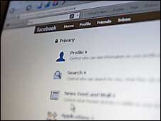 فيسبوك يطبق إجراءات لحماية الخصوصية