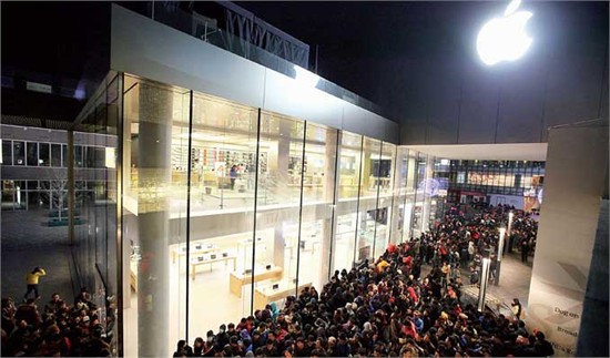 صورة للحشود امام متجر أبل في الصين
